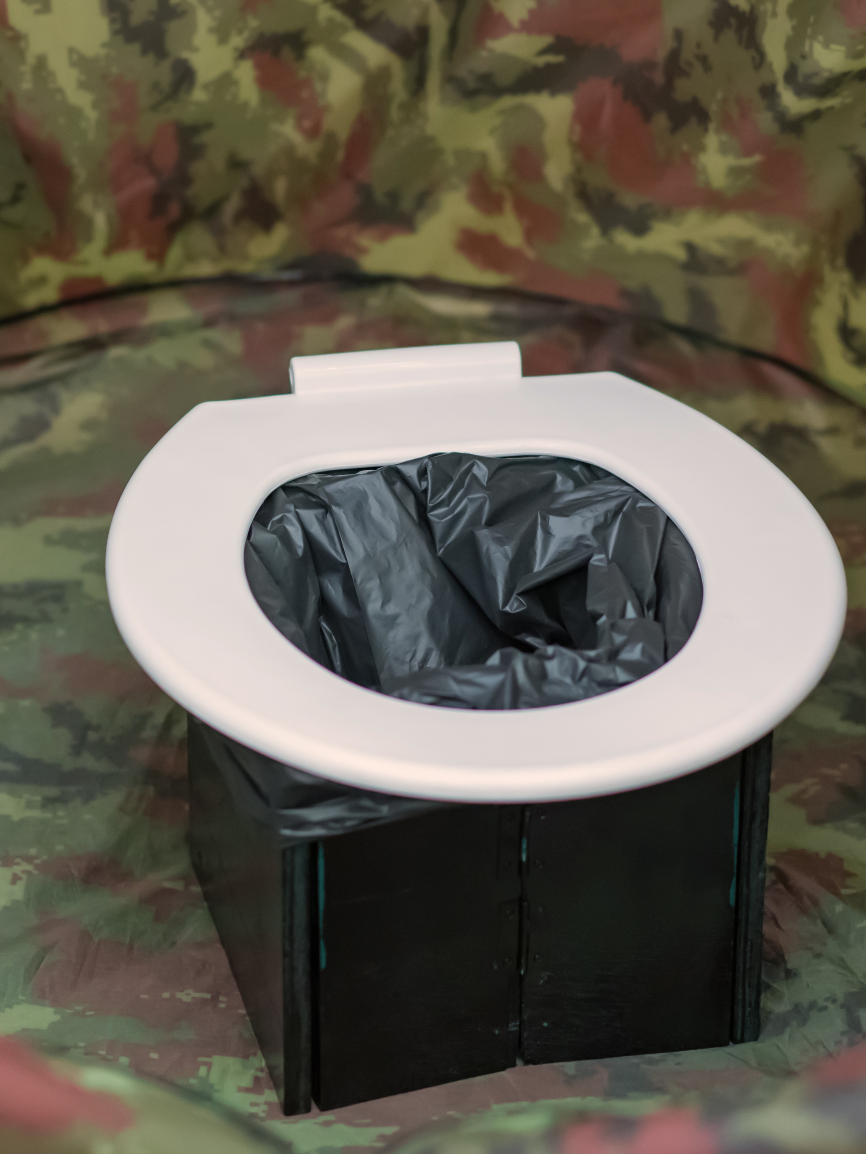 portable bucket toilet with lid